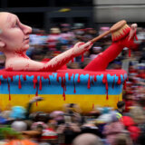 Putin se "kupa go u kadi punoj krvi", ruski predsednik zvezda karnevala u Nemačkoj 1