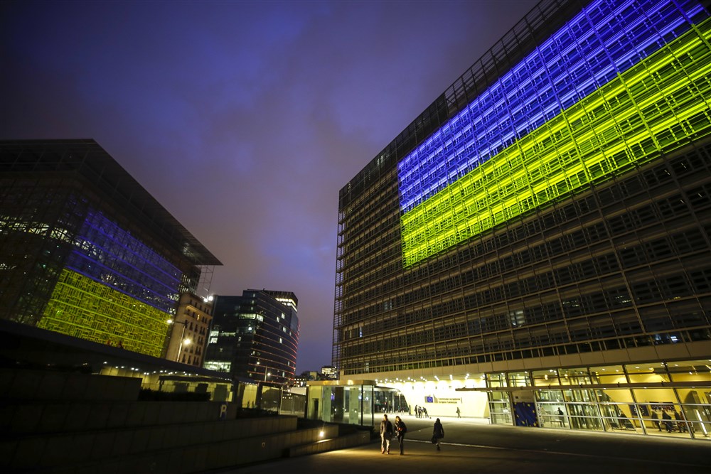Svet u bojama zastave Ukrajine: Značajne građevine sinoć su bile obasjane plavom i žutom svetlošću (FOTO) 3