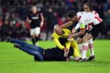 UEFA Europa League - PSV Eindhoven v Sevilla FC Navijač napao Dmitrovića – odbrana Srbina u stilu specijalca (VIDEO, FOTO) 4