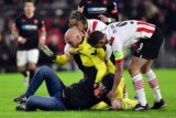 UEFA Europa League - PSV Eindhoven v Sevilla FC Navijač napao Dmitrovića – odbrana Srbina u stilu specijalca (VIDEO, FOTO) 3