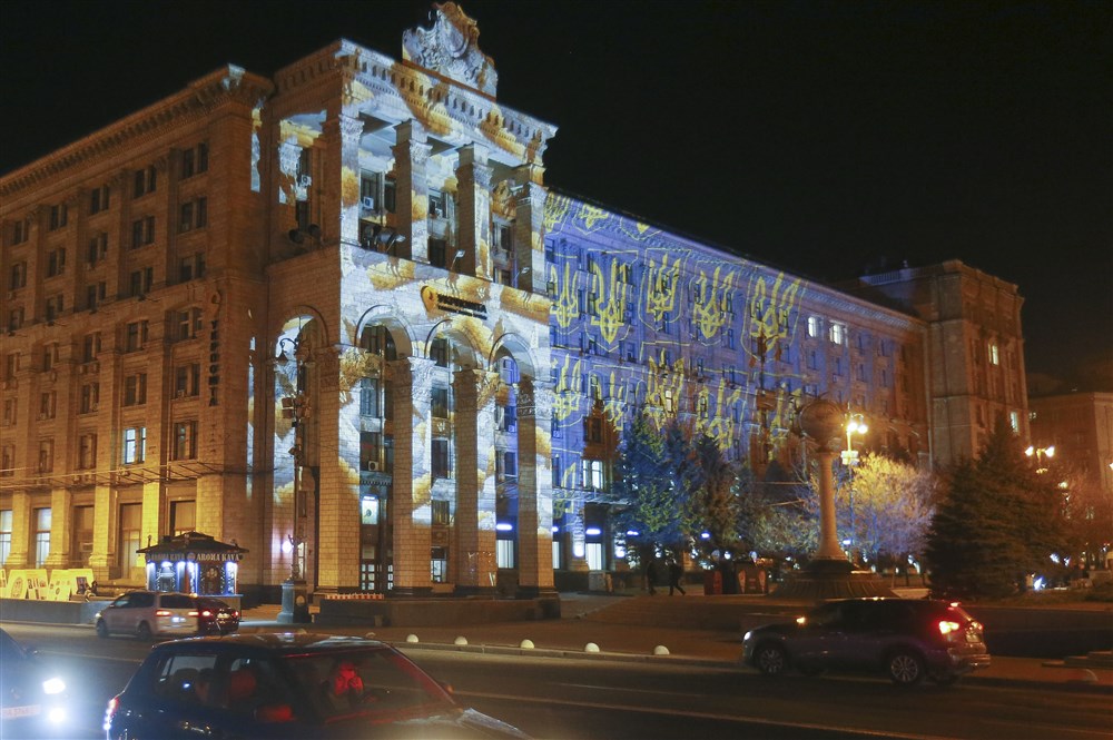 Svet u bojama zastave Ukrajine: Značajne građevine sinoć su bile obasjane plavom i žutom svetlošću (FOTO) 5