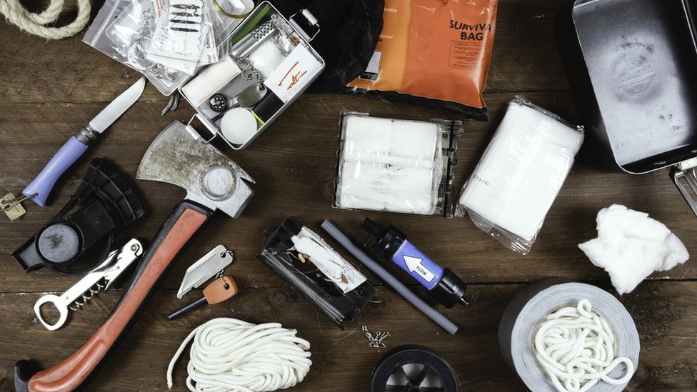 Zemljotres i Balkan: Šta (ne) treba raditi u slučaju zemljotresa 3 survival kit - stock photo