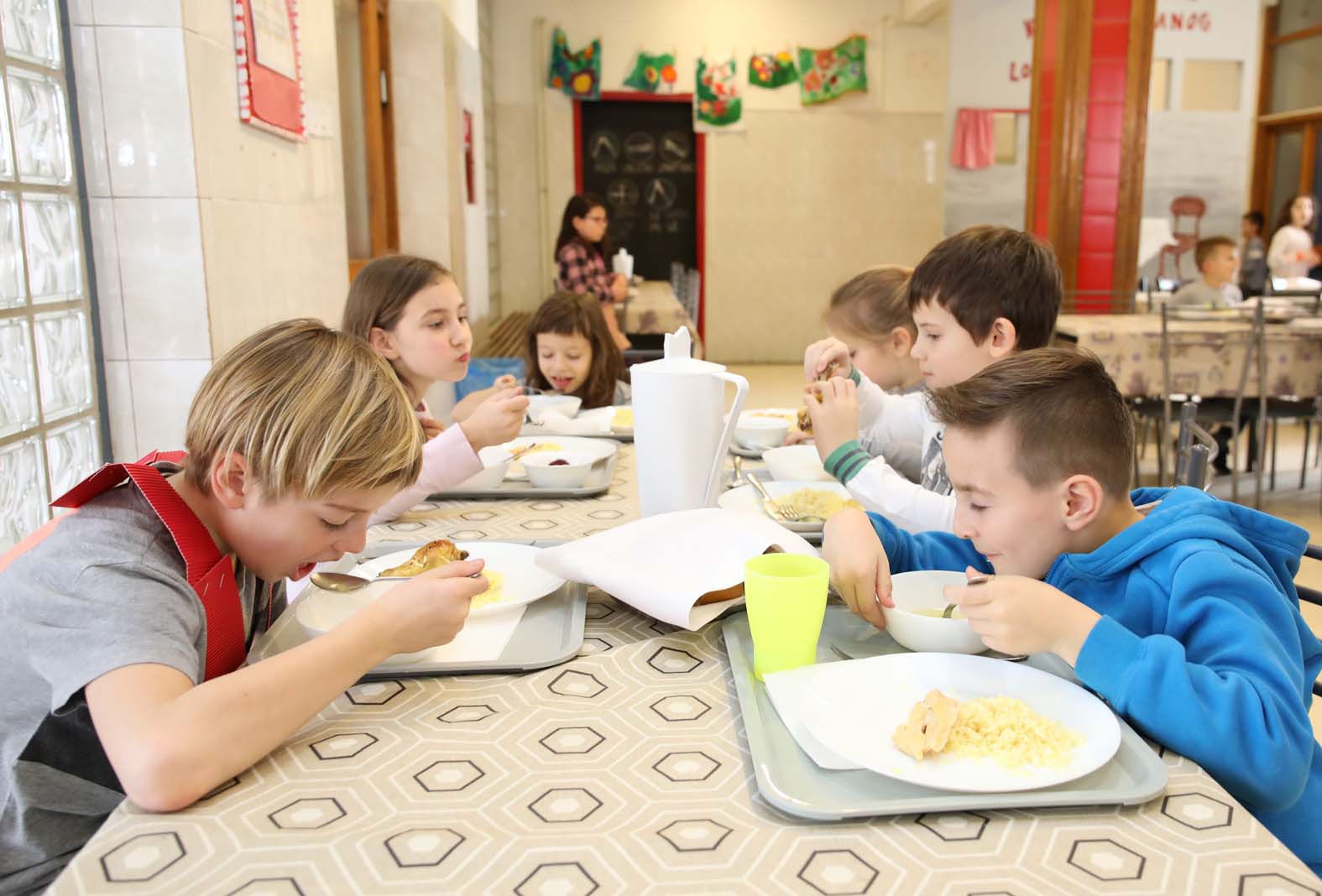 Šta i koliko jedu deca u školi: Poredili smo podatke iz Hrvatske, CG, BiH i Srbije 2
