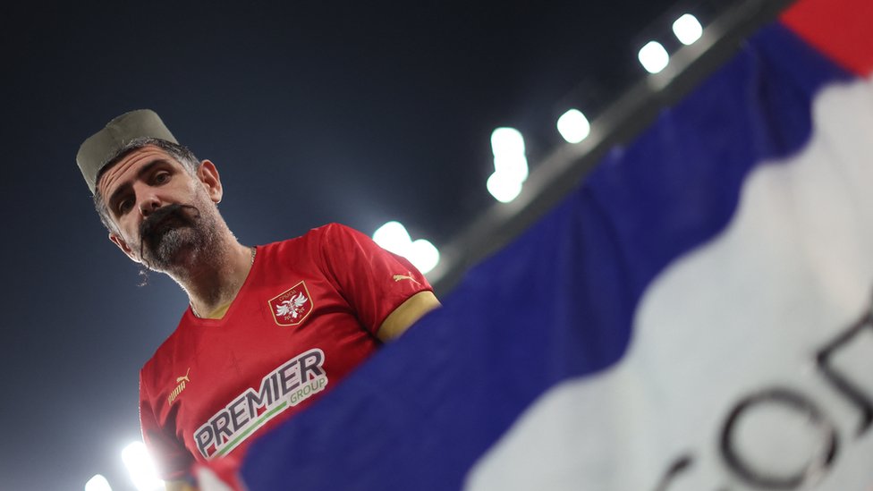 Fudbal i Srbija: Koliko je važna funkcija predsednika Fudbalskog saveza Srbije 2 Navijač Srbije u Kataru