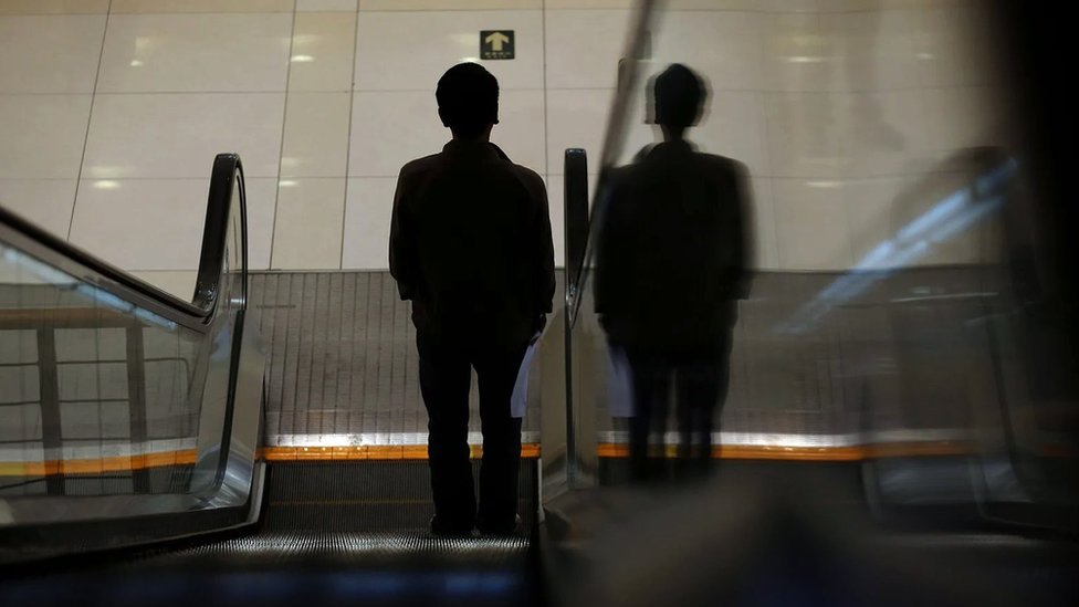 Psihologija i kultura: Kako jezik utiče na naše snalaženje u vremenu i prostoru 2 Govornici mandarinskog često zamišljaju vreme kao vertikalnu crtu na kojoj je dole budućnost