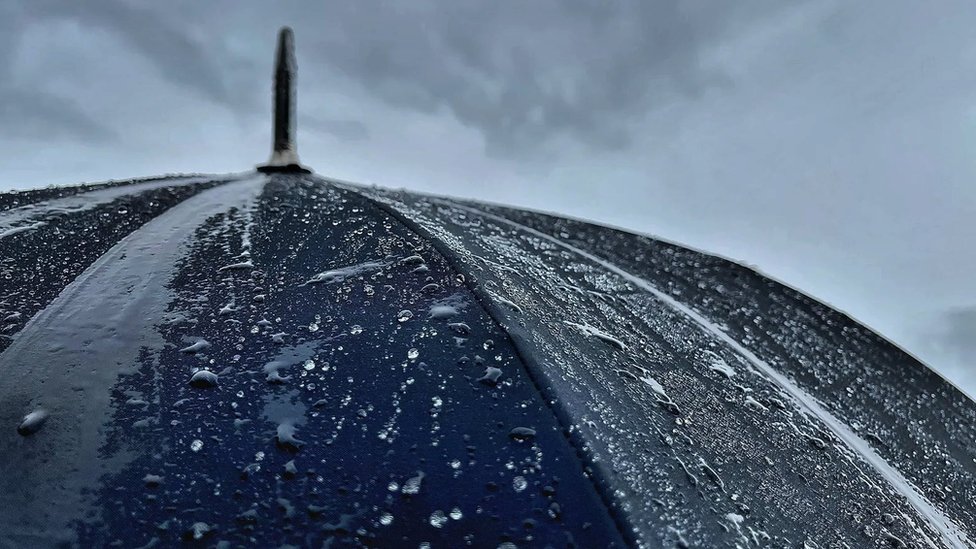 Psihologija i kultura: Kako jezik utiče na naše snalaženje u vremenu i prostoru 3 Da li nosite kišobran sa sobom sutra ili vam je bio potreban dan ranije? Odgovor bi mogao da zavisi od jezika koji govorite