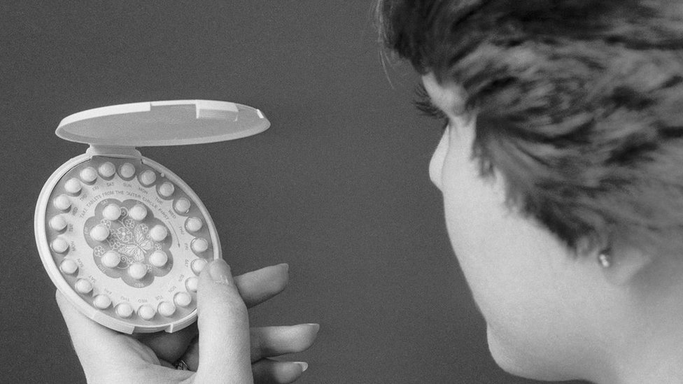 Kontraceptivna pilula: Kontroverzna žena koja je osnovala prvu američku kliniku za kontracepciju 2 A woman holding early birth control pills