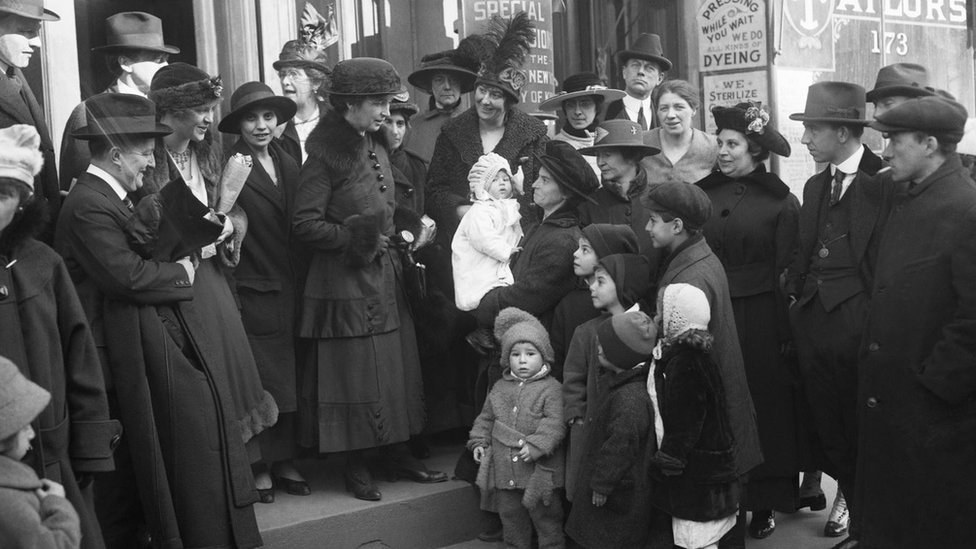 Kontraceptivna pilula: Kontroverzna žena koja je osnovala prvu američku kliniku za kontracepciju 6 A crowd of people surrounding Sanger and her sister, Ethel Byrne, as they leave court