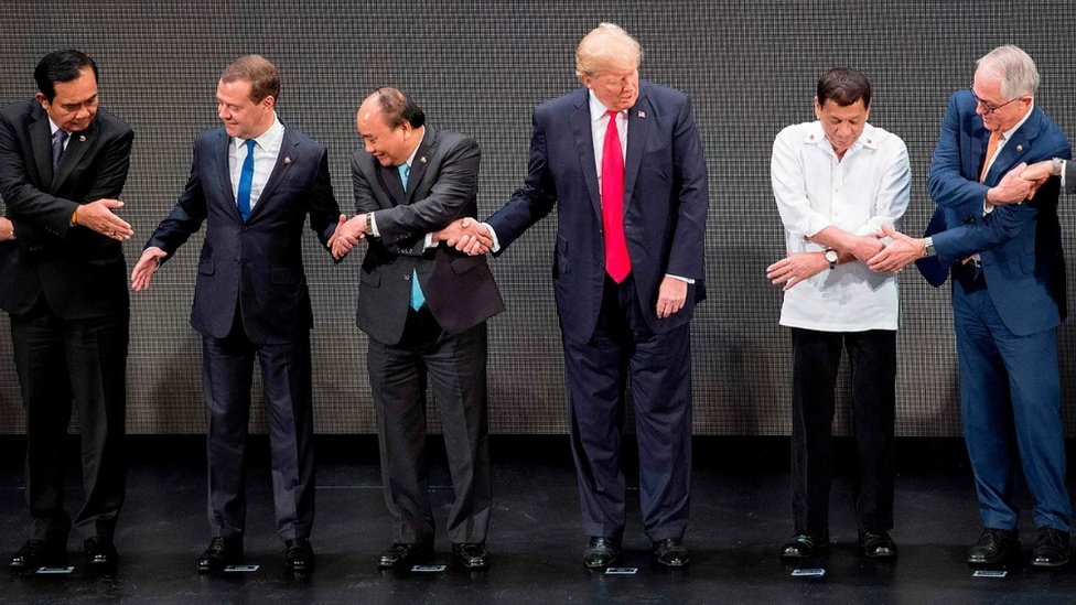 Bivši američki predsednik Donald Tramp nakratko je bio zbunjen kada je od lidera zatraženo da ukrste ruke na samitu na Filipinima 2017