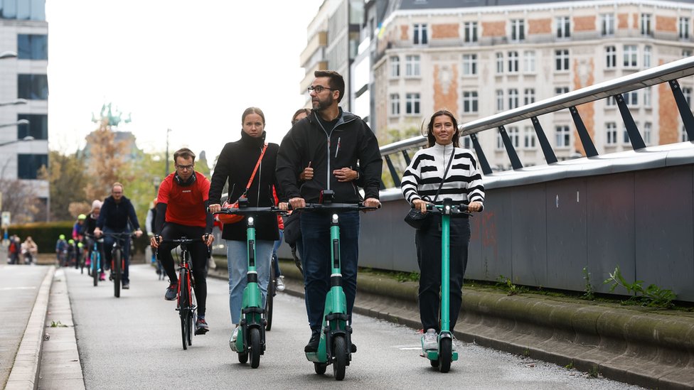 Saobraćaj i Srbija: Šta novi zakon donosi vozačima trotineta i po čemu će se razlikovati od biciklista 1 Vozači trotineta
