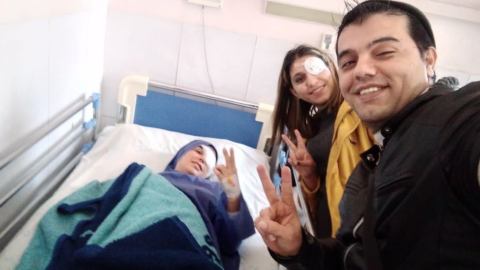 Iran i protesti: Oslepljeni demonstranti traže pomoć preko društvenih mreža 5 Elahe Tavokolian lying in a hospital bed with Mohammad Farzi and Kosar Eftekhari alongside her