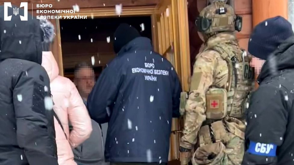 Ukrajina i korupcija: Milijarder Igor Kolomojski na udaru vlasti u borbi protiv kriminala 1 Detectives from Ukraine's economic security bureau entered Mr Kolomoisky's house in Dnipro on Wednesday