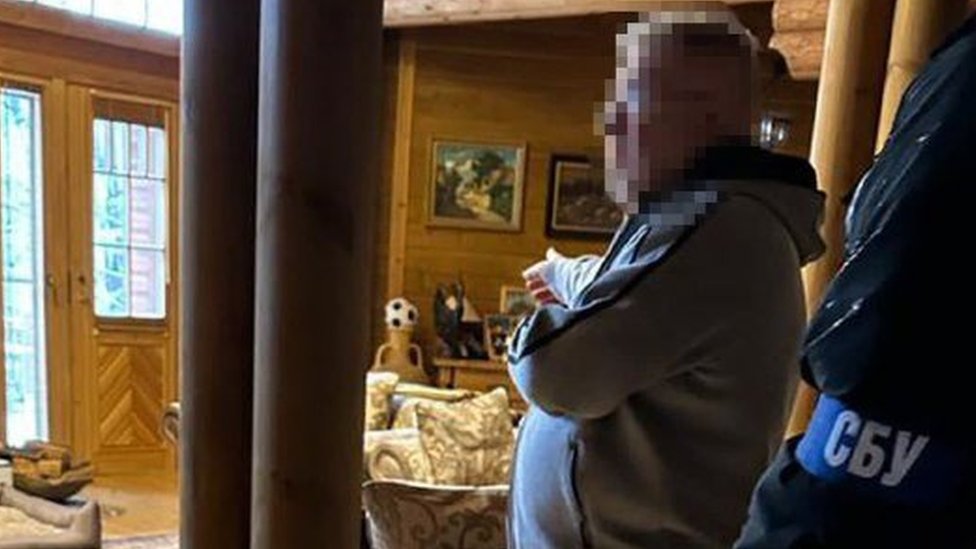 Ukrajina i korupcija: Milijarder Igor Kolomojski na udaru vlasti u borbi protiv kriminala 2 Ukraine's security service published pictures of a blurred Mr Kolomoisky looking on during the search of his home