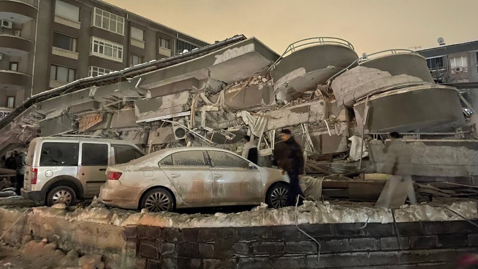 Prirodne katastrofe: Više od 70 poginulih u zemljotresu u Turskoj, u Siriji najmanje 50 žrtava 2 Smashed cars under a destroyed building in Malatya, Turkey. Photo: 6 February 2023