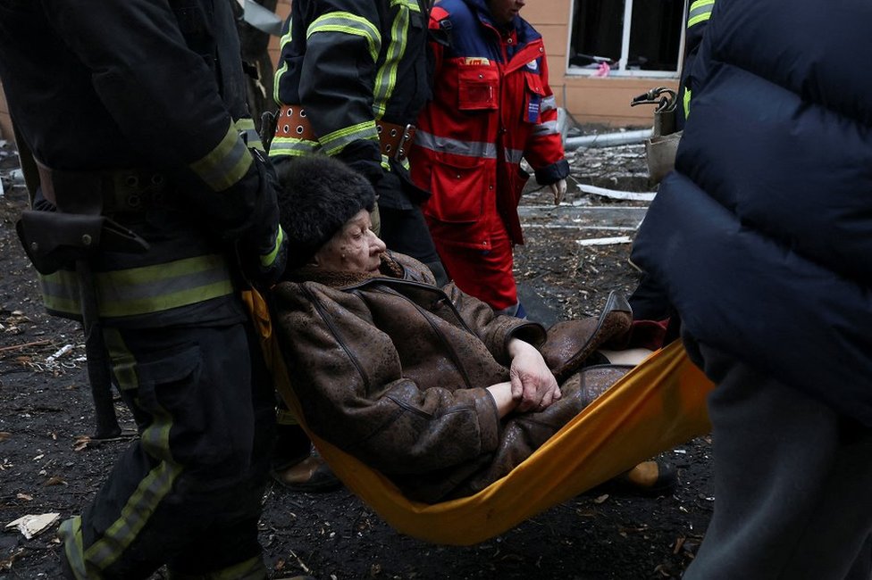 Rusija i Ukrajina: Kijev ima „pouzdane podatke" da Rusi uskoro kreću u veliku ofanzivu, Moskva sprema zakon protiv onih koji su su napustili zemlju 1 Spasioci nose ranjenu ženu