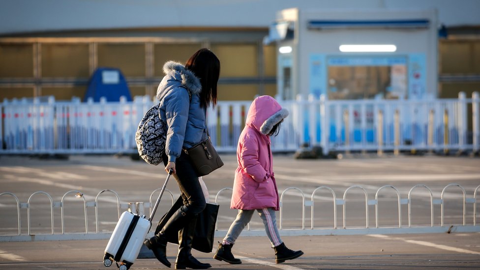Srbija i putovanja: Kako je srpski turizam procvetao u 2022. godini 1 Žena i dete sa koferom
