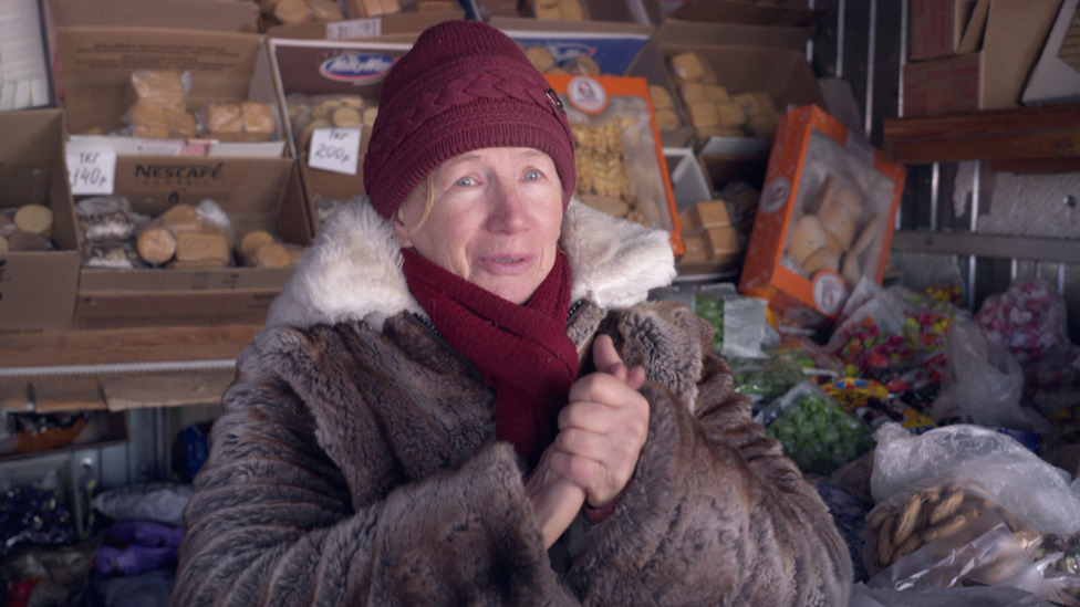 Rusija i Ukrajina: Meštani Belgoroda žive u strahu, ali ne krive Putina i kažu da su spremni na žrtve 1 Raisa u njenoj prodavnici slatkiša