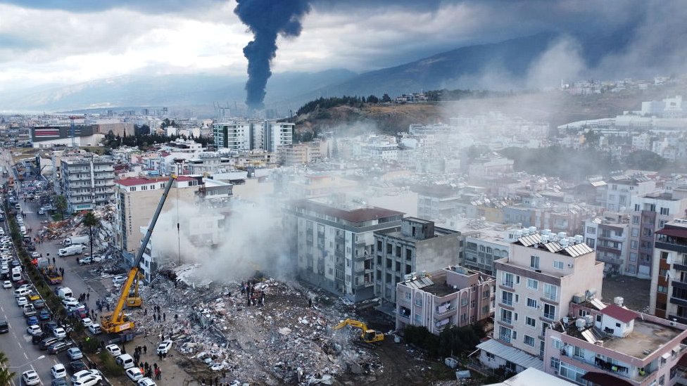 Dim se širi iz oštećenih zgrada u turskoj luci Iskenderun