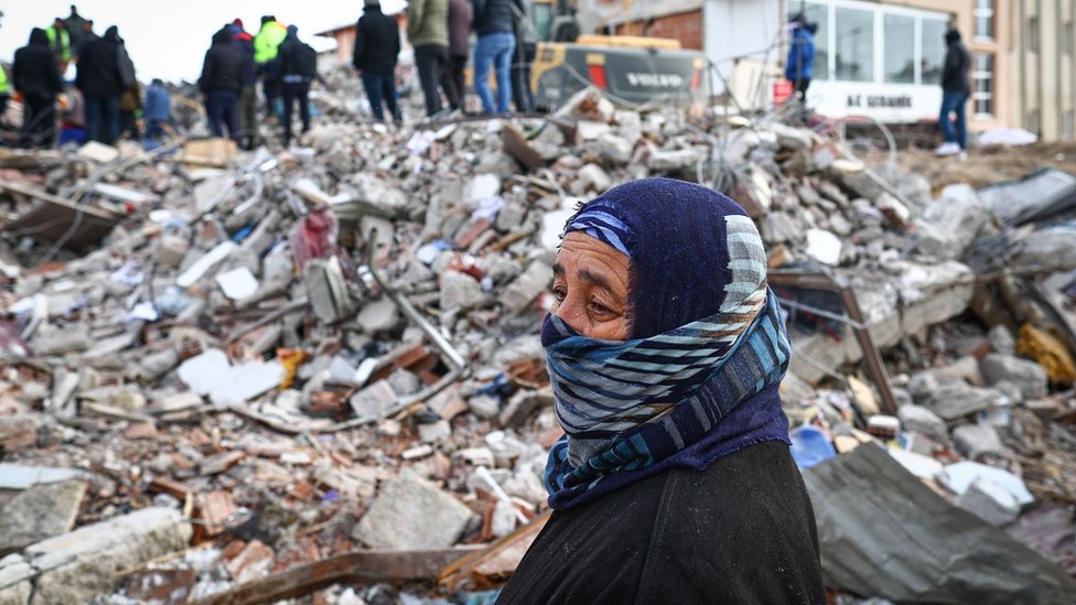 Zemljotres u Turskoj i Siriji: Koliko dugo možete da preživite ispod ruševina 3 A woman looks on as emergency personnel and locals search for survivors at the site of a collapsed building in the aftermath of a major earthquake in the Elbistan district of Kahramanmaras, Turkey, 08 February 2023.