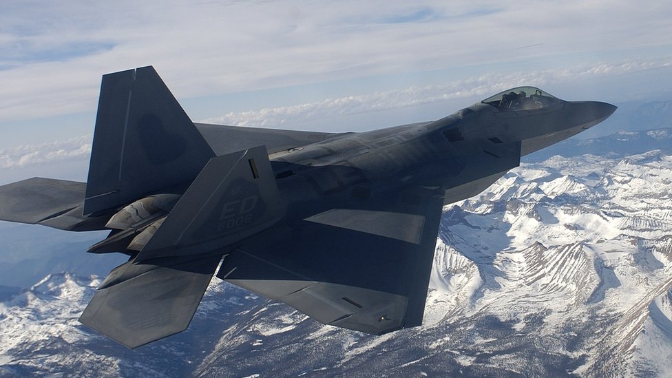 Severna Amerika i vojska: Amerikanci oborili još jedan nepoznati leteći objekat, Kina optužuje Vašington 1 F-22 jet flying over the Sierra Nevada mountains in an archive photo