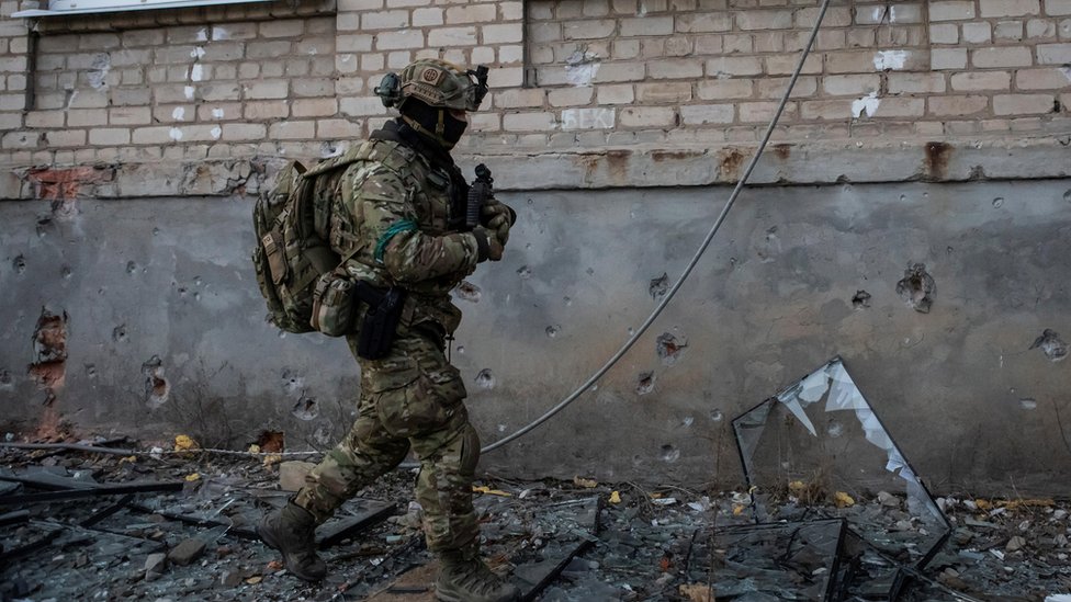 Ukrajinski vojnik u Bahmutu ove nedelje.