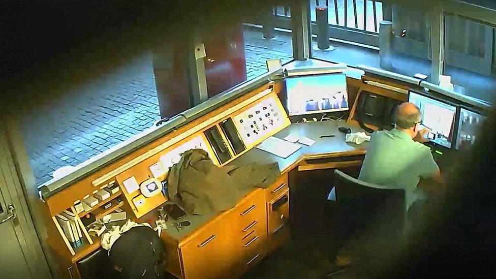 Velika Britanija, Rusija i špijunaža: Radnik obezbeđenja britanske ambasade u Berlinu osuđen na 13 godina zatvora, navodno je špijunirao za Rusiju 1 David Smith in his security cabin at Berlin Embassy