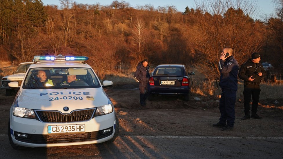 Bugarska i migranti: U napuštenom kamionu u blizini Sofije pronaženo 18 mrtvih ljudi, među kojima i dete 1 Police work near the site after at least 18 people were found dead in Bulgaria in an abandoned truck near the capital Sofia