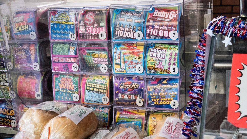 Amerika i igre na sreću: Radnik Amazona na lutriji dobio dva puta zaredom, bogatiji za 80.000 dolara 1 Lottery tickets at a counter