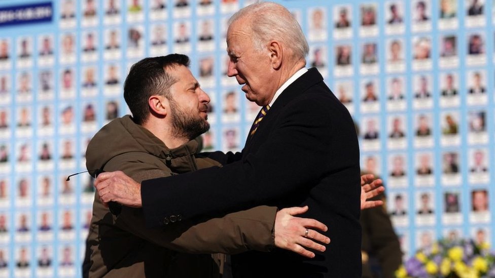 Rusija i Ukrajina: Bez telefona i deset sati u vozu - tajno putovanje američkog predsednika Džoa Bajdena u Kijev 2 Ukraine's President Volodymyr Zelensky and US President Joe Biden embrace one another in Kyiv
