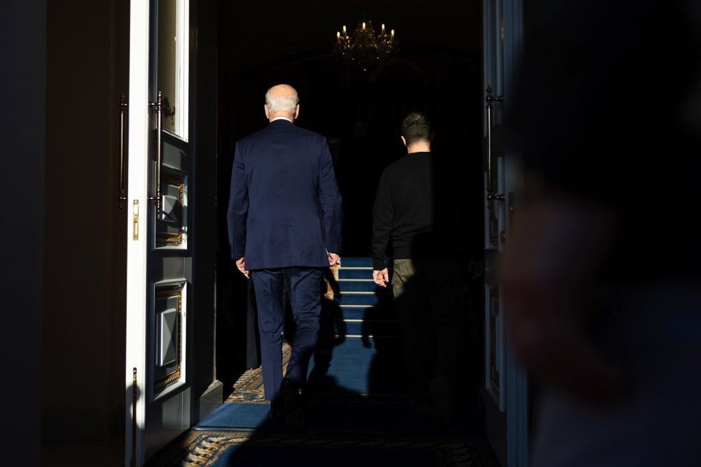 Rusija i Ukrajina: Bez telefona i deset sati u vozu - tajno putovanje američkog predsednika Džoa Bajdena u Kijev 4 Biden and Zelensky walk into the Ukrainian presidential palace