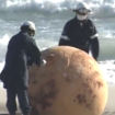 Japan: Uklonjena velika misteriozna kugla sa plaže 15