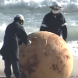 Japan: Uklonjena velika misteriozna kugla sa plaže 4