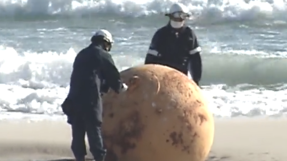 Japan: Uklonjena velika misteriozna kugla sa plaže 14
