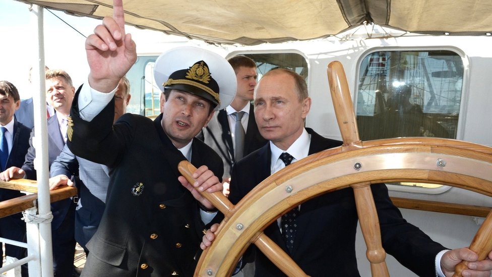 Rusija i Ukrajina: Da li je Putinova sudbina vezana za ishod rata u Ukrajini 1 Vladimir Putin is seen at the helm of a boat as an officer points out something to him (September 2016)