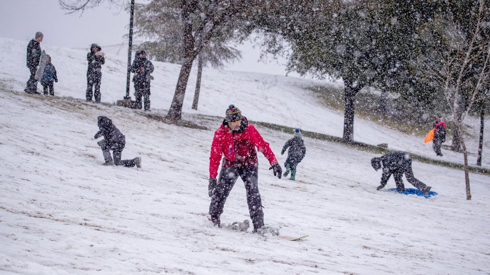 Amerika i vremenske nepogode: Prvo upozorenje na mećavu u Los Anđelesu od 1989. godine, na drugom kraju države leto 1 A snowboarder being a rad jerry in California