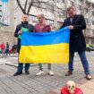 Policija sprečila proukrajinske aktiviste da dostave tortu sa lobanjom Ambasadi Rusije 13
