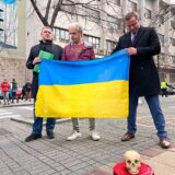 Policija sprečila proukrajinske aktiviste da dostave tortu sa lobanjom Ambasadi Rusije 11
