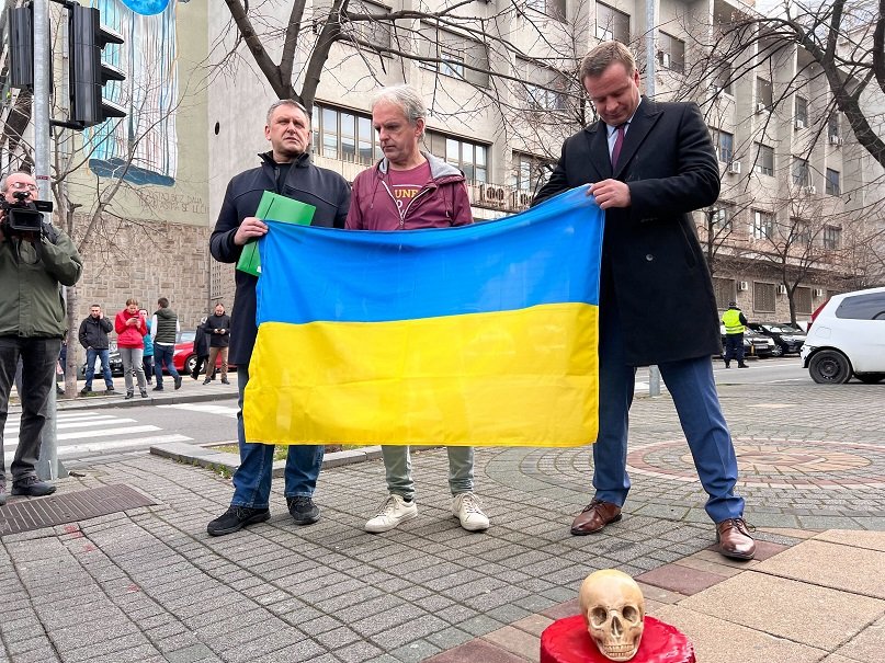 Ukrajina i Rusija: Skupovi u Beogradu i Novom Sadu povodom godišnjice početka rata 1 Advokat Čedomir Stojković (prvi zdesna) i aktivisti ispred ruske ambasade u Beogradu