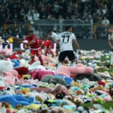 Zemljotresi u Turskoj i Siriji: Emotivne scene na stadionu - plišane igračke na terenu za decu preživelu u zemljotresu 2