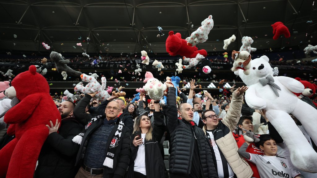 Zemljotresi u Turskoj i Siriji: Emotivne scene na stadionu - plišane igračke na terenu za decu preživelu u zemljotresu 2 Fans of Besiktas throw Teddy bears onto the field in support for the earthquake victim children