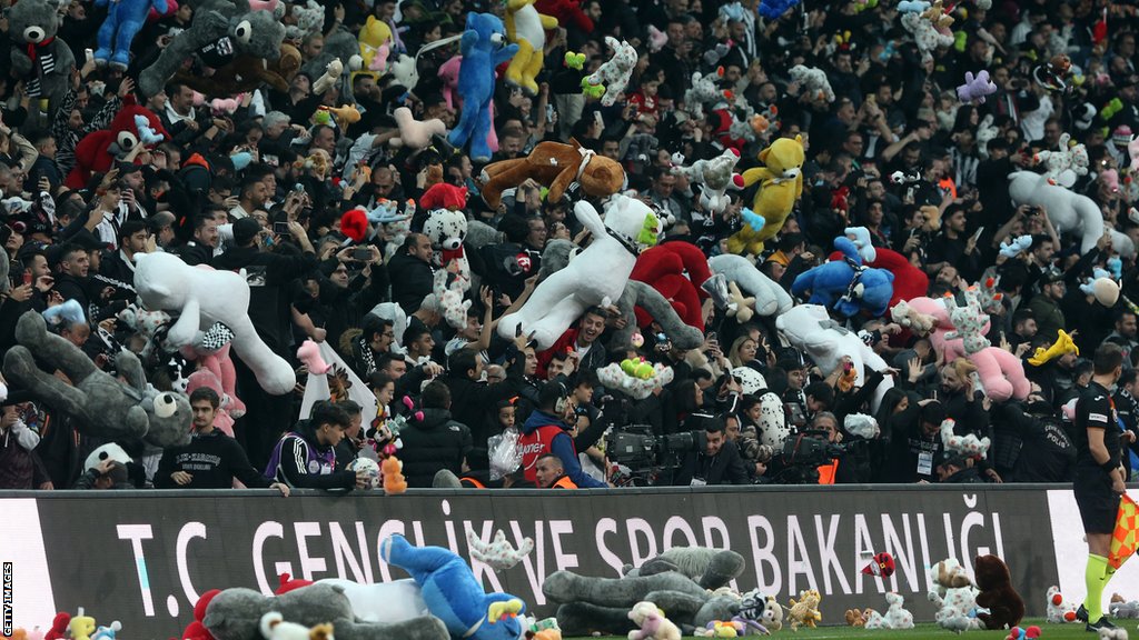 Zemljotresi u Turskoj i Siriji: Emotivne scene na stadionu - plišane igračke na terenu za decu preživelu u zemljotresu 3 Fans of Besiktas throw Teddy bears onto the field in support for the earthquake victim children