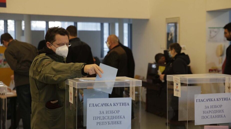 "Živi šute, mrtvi glasaju": Manjkavosti i zloupotrebe biračkih spiskova u BiH, Crnoj Gori, Hrvatskoj i Srbiji 5 "Živi šute, mrtvi glasaju": Manjkavosti i zloupotrebe biračkih spiskova u BiH, Crnoj Gori, Hrvatskoj i Srbiji 5