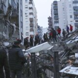 "Tata ne plači, dolaze da nas spasu": Emotivan susret oca i ćerke prvi put nakon katastrofe u Turskoj (VIDEO) 7