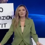 Aktivista SDPK upao u studio RTK i iza spikerke držao tekst "Radio televizija Aljbina Kurtija" 2