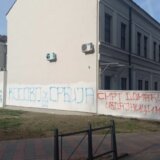 Nakon jučerašnjeg krečenja, u parku na Slaviji osvanuli novi grafiti 7