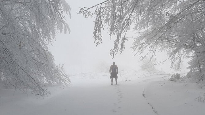 "Hladnoću doživljavam kao nešto pozitivno": Vladimir iz Leskovca se u šortsu po snegu popeo na Radan 3