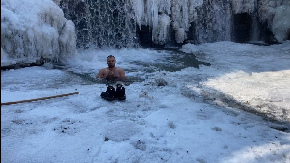 "Hladnoću doživljavam kao nešto pozitivno": Vladimir iz Leskovca se u šortsu po snegu popeo na Radan 4