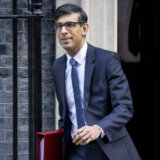 Britanski premijer Riši Sunak ulazi u opatiju zajedno sa svojim prethodnicima 1