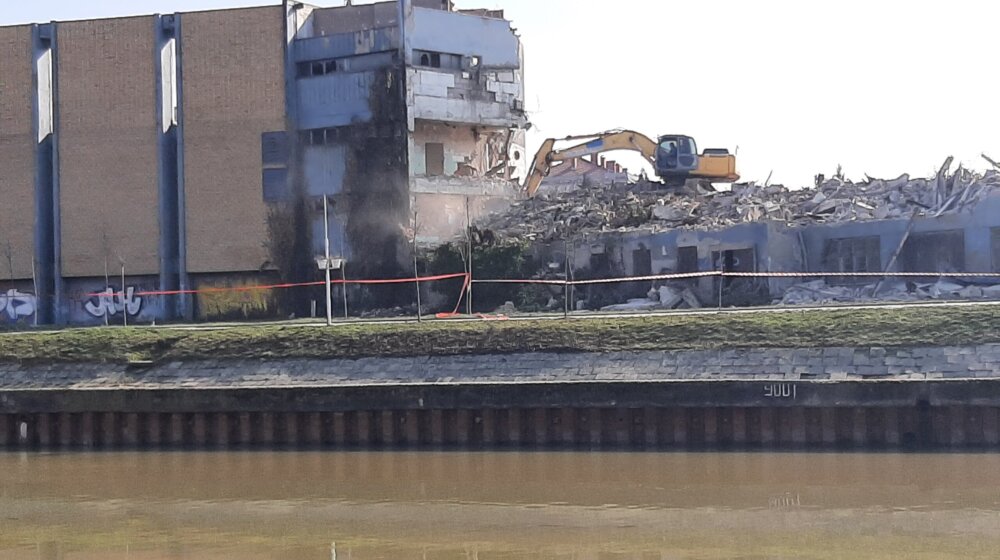 (FOTO) "Od najuspešnije YU fabrike do oblaka prašine": Zbog čega nestaje zrenjaninski "Udarnik"? 1