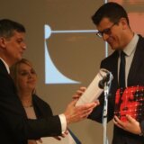 Novinaru Hrvoju Krešiću uručena nagrada za televizijsko novinarstvo "Gordana Suša" 11
